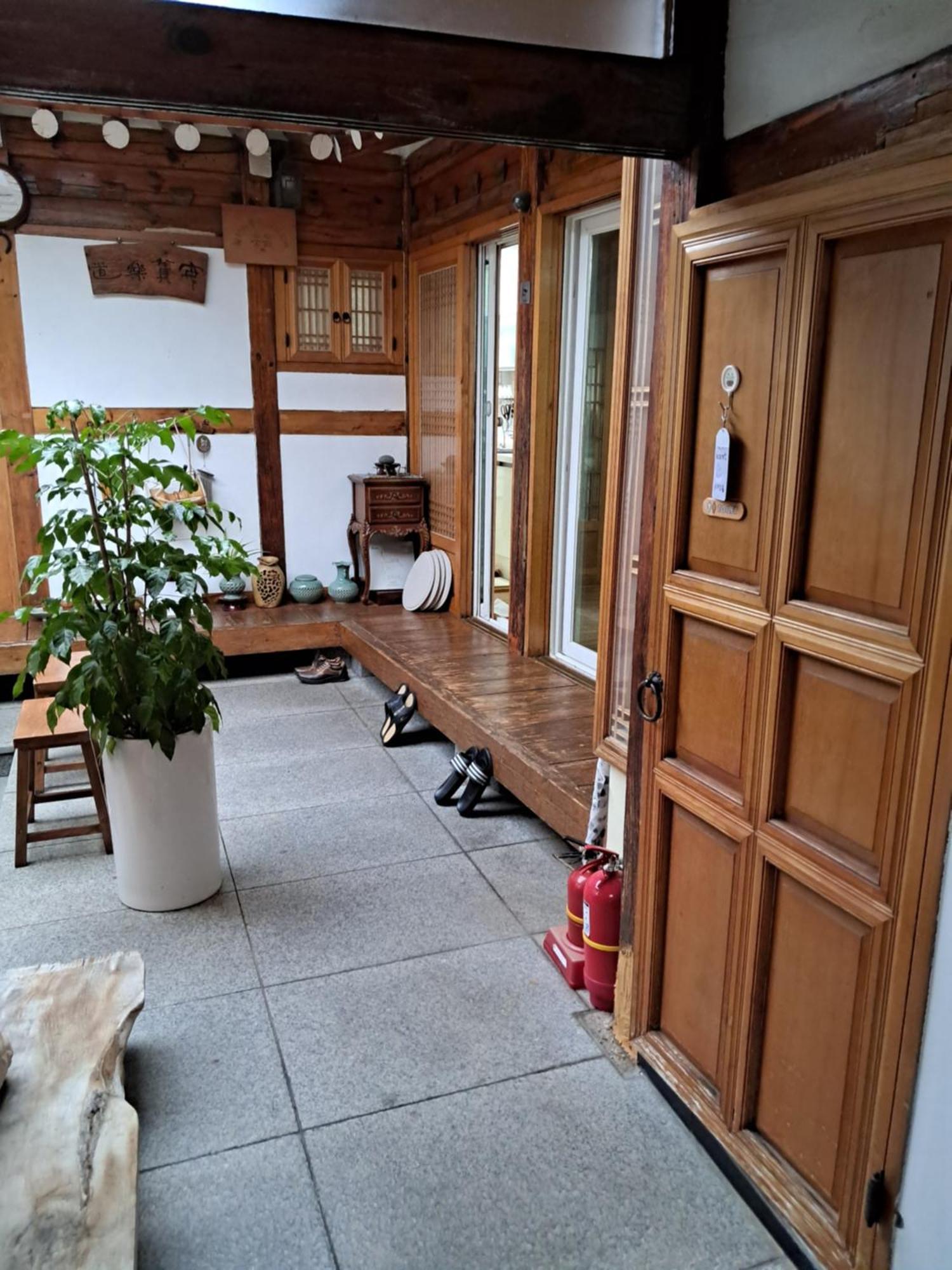 Hanok Guesthouse Nuha Сеул Экстерьер фото